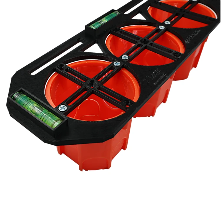 szablon-wzornik-do-puszek-elektrycznych-potrojny-z-poziomicami-3dhomestuff-3.webp